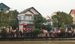 Hàng chục CSCĐ bao vây kẻ ngáo đá kề dao vào cổ cô gái trên ghe