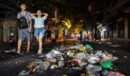 Câu chuyện muôn thuở: Đường phố Hà Nội ngập ngụa rác trong đêm Trung thu