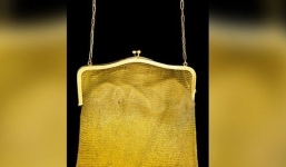 Vô tình nhặt được túi xách bằng vàng trị giá cả một gia tài khi dọn dẹp nhà kho