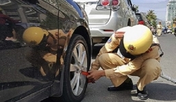 Hàng loạt ô tô ở Nha Trang bị khóa bánh vì đỗ sai quy định