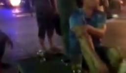 Màn đánh ghen khiến nhiều người hả hê: Vợ chỉ cầm ghế phang chồng, còn tuyên bố tặng luôn cho cô bồ