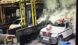 Trạm thu phí ngập trong bia sau cú đâm kinh hoàng của xe tải