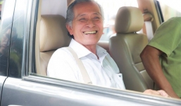 Bố ruột Trường Giang phong độ, cười tươi hạnh phúc trong lễ rước râu