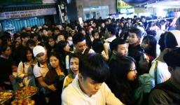 Rằm Trung thu ở Sài Gòn và Hà Nội: Người lớn vã mồ hôi, trẻ em òa khóc vì kẹt giữa biển người trong phố lồng đèn