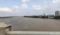 Vụ người mẹ trẻ nghi ôm con nhảy cầu tự vẫn: 'Đứa bé xinh xắn và đáng yêu lắm'