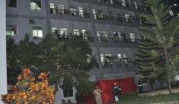 Người đàn ông trèo lên tầng 7 bệnh viện dọa nhảy lầu