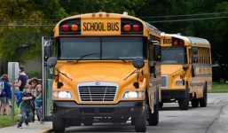 Nữ tài xế Mỹ bị bắt vì để bé gái 11 tuổi lái xe bus