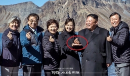 Những chuyện bên lề thú vị ở thượng đỉnh liên Triều: Ông Kim loay hoay học 'bắn tim'