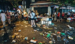 Chùm ảnh: Chợ Trung thu truyền thống ở Hà Nội ngập trong rác thải sau đêm Rằm tháng 8
