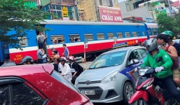 Tai nạn tàu hỏa với xe máy khiến nhiều phố Hà Nội tắc kéo dài