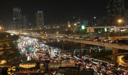 Mưa lớn giờ tan tầm, Hà Nội ngập sâu, tắc đường nhiều giờ