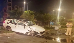 Xe Mercedes lật nhiều vòng vỡ nát trên đường