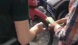 Clip: Thanh niên tố cáo người đánh giày chặt chém khách du lịch hơn hai triệu đồng ở phố đi bộ Hà Nội