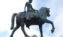 Bí mật ngàn năm: Nữ bá tước khỏa thân cưỡi ngựa trên đường khiến giới nghiên cứu tranh cãi