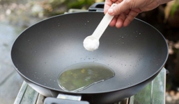 Lần sau rán cá, chị em cứ cho thêm 1 thìa gia vị này vào, đảm bảo không bị bắn dầu mà món cá rán thì ngon bất bại