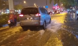 Đại lộ đẹp nhất Sài Gòn ngập sâu trong cơn mưa lớn