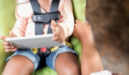 Tây Ban Nha: Bé gái 3 tuổi chết thương tâm vì bị máy tính bảng đập vào mặt sau va chạm xe hơi