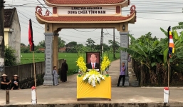 Người dân Ninh Binh lập nhiều bàn thờ chào đón người con ưu tú về đất mẹ