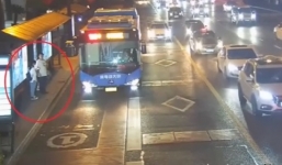 Clip: Cô gái vùng vẫy, la hét khi bất ngờ bị kẻ biến thái lao vào cưỡng hôn 