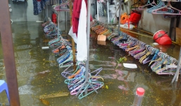 Hà Nội ngập sau cơn mưa lớn, rác trôi lềnh bềnh nhiều tuyến phố