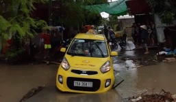 Mở cửa xe khắc phục sự cố, tài xế bị nước cuốn mất tích