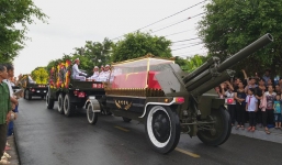 Đoàn xe tang đưa linh cữu Chủ tịch nước Trần Đại Quang về quê nhà