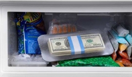 Quên mất mình giấu 800 triệu trong tủ lạnh, bà cô mất trắng khoản tiết kiệm cả đời vì 'vô tư' đem đi đổi cái mới