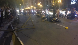 Thanh sắt giàn giáo rơi xuống đường giờ cao điểm đè trúng 3 xe máy, 1 phụ nữ tử vong