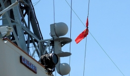 Chiến hạm Canada treo cờ rủ khi tới thăm Việt Nam