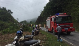 Xe 7 chỗ chở 5 người bất ngờ lao xuống vực sâu 100m trên đèo Giàng