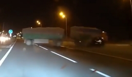 Phóng với tốc độ kinh hoàng, xe con đâm sầm vào xe tải sang đường