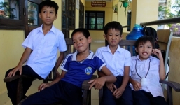 Bé trai lớp 4 lao xuống sông sâu cứu 3 bạn học