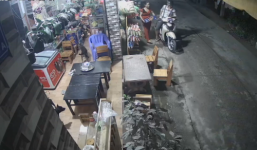 Nam thanh niên đi SH sang chảnh, cướp thùng bia của chị bán tạp hóa ở Sài Gòn gây phẫn nộ