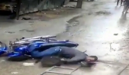 Khoảnh khắc giàn giáo công trình xây dựng rơi trúng người đi xe máy 