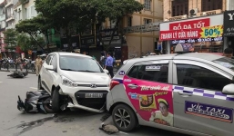 Hà Nội: Tai nạn liên hoàn giữa 7 ô tô và xe máy đúng giờ tan tầm, 3 người bị thương