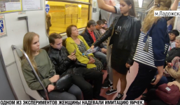 Nga: Cô gái xinh đẹp cầm chai thuốc tẩy đi 'trừng phạt' các thanh niên ngồi dạng chân trên tàu điện gây tranh cãi lớn trên MXH