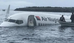 Máy bay chở 47 người mất đà, lao xuống biển 