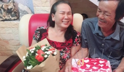 Khoảnh khắc lãng mạn đầy ngưỡng mộ của đôi vợ chồng già kết hôn 41 năm vẫn tình cảm như buổi ban đầu