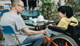 Chuyện tình cổ tích của chàng kỹ sư Úc từ bỏ xe phân khối lớn để 'lái' xe lăn cho người vợ khuyết tật ở Hà Nội