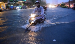 Sài Gòn tiếp tục mưa lớn gây ngập nặng, hành khách lội nước ra vào sân bay Tân Sơn Nhất