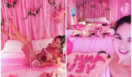 Ngọc Trinh bất ngờ trước phòng ngủ đầy nến và hoa do người yêu chuẩn bị