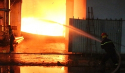 Cảnh sát đục tôn chữa cháy công ty gỗ rộng hàng nghìn m2 ở Bình Dương