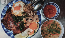 Cơm tấm bà Ròm 30 năm tuổi ở Sài Gòn: Sườn nướng ngon đến nỗi từng được một thương hiệu cơm tấm nổi tiếng xin mua lại công thức