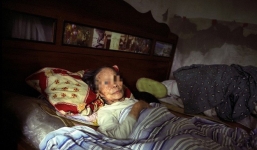 Mẹ già rên rỉ vì đau đớn, nghịch tử sắm đồ bịt tai cho cả nhà để tránh ồn, bỏ mặc bà đến chết gây phẫn nộ