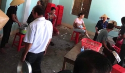 Dân đồng loạt ùa ra vây bắt nhóm người đi tri ân khách hàng rồi bán hàng giả giá cao