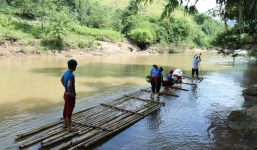 Vụ học sinh chui túi nilon để đi học: Sắp có cầu qua suối Nậm Chim