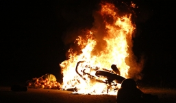 Cặp vợ chồng vứt xe thoát thân khi xe máy bốc cháy ngùn ngụt lúc đang đổ đèo