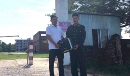 Hà Tĩnh: Chiến sĩ CSCĐ trẻ trả lại 4000 USD và iPhone 7 cho người đánh rơi