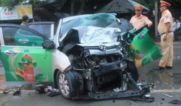 Hai ô tô đối đầu trực diện, 8 người thương vong