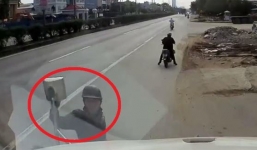 'Đạo chích' vặt gương xe container trong nháy mắt
